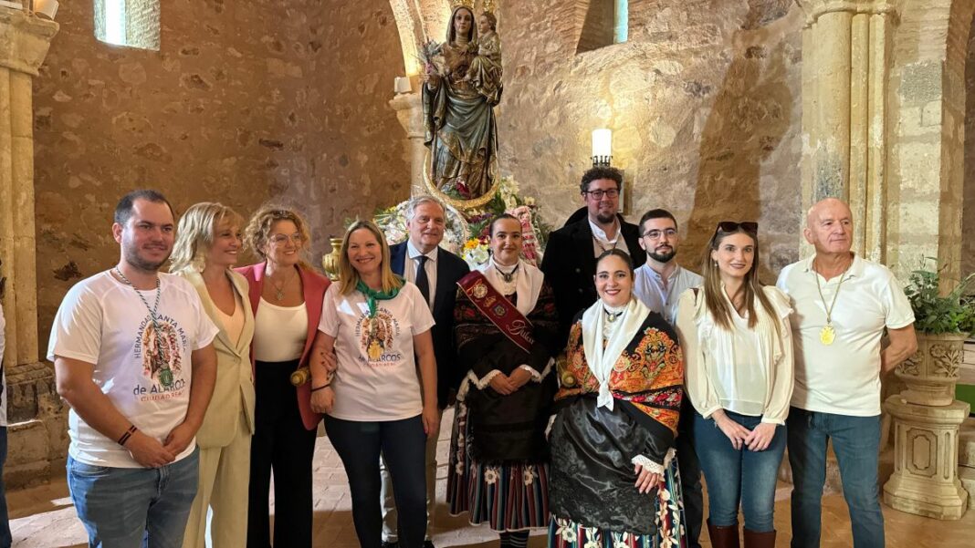 La Hermandad de Santa María de Alarcos ha celebrado una ofrenda floral en la Ermita de Alarcos
