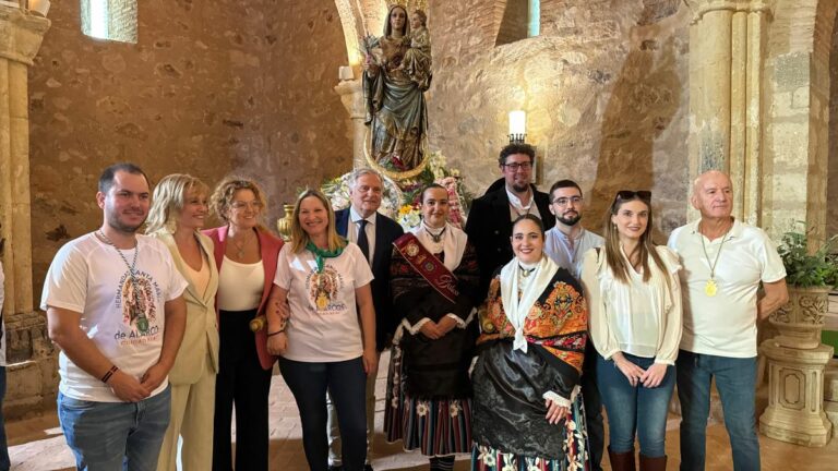 El Ayuntamiento de Ciudad Real acompaña a la Hermandad de Santa María de Alarcos en la ofrenda floral