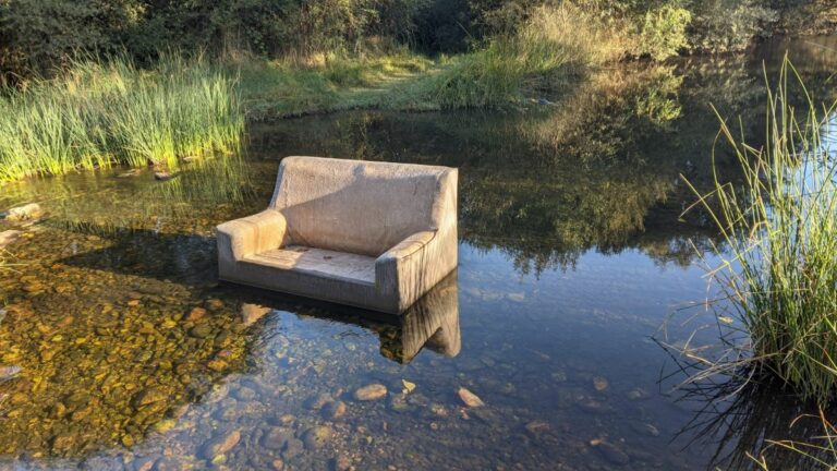 Alarma ante la acumulación de basura y residuos descontrolados en la orilla del río Bullaque