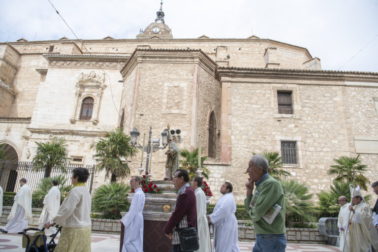 El obispo Abilio Martínez preside la procesión de Santo Tomás de Villanueva
