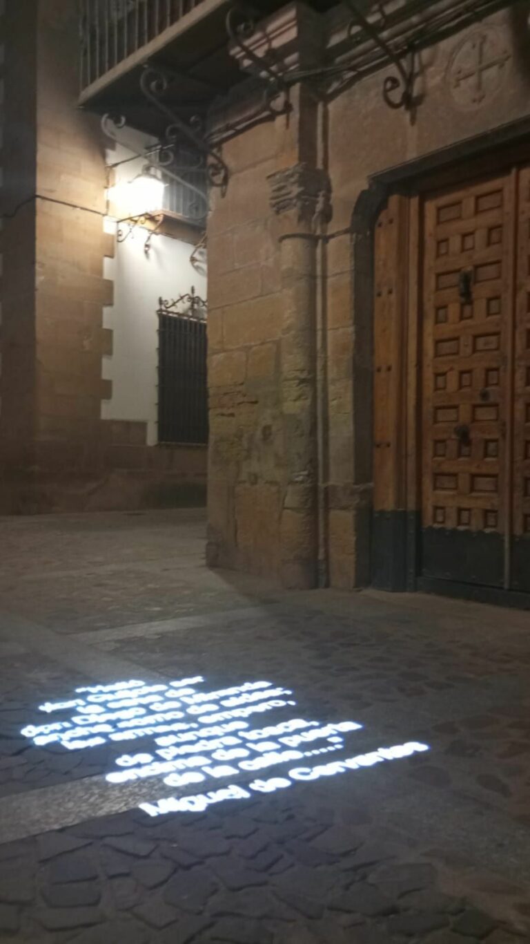 Villanueva de los Infantes ilumina su legado con una ruta nocturna literaria