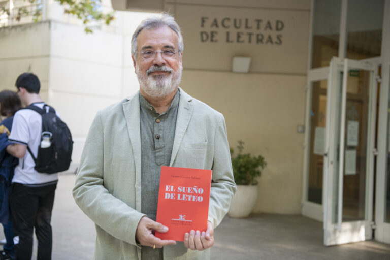 El profesor y poeta Vicente Cervera recorre su obra al abrigo de la Facultad Letras