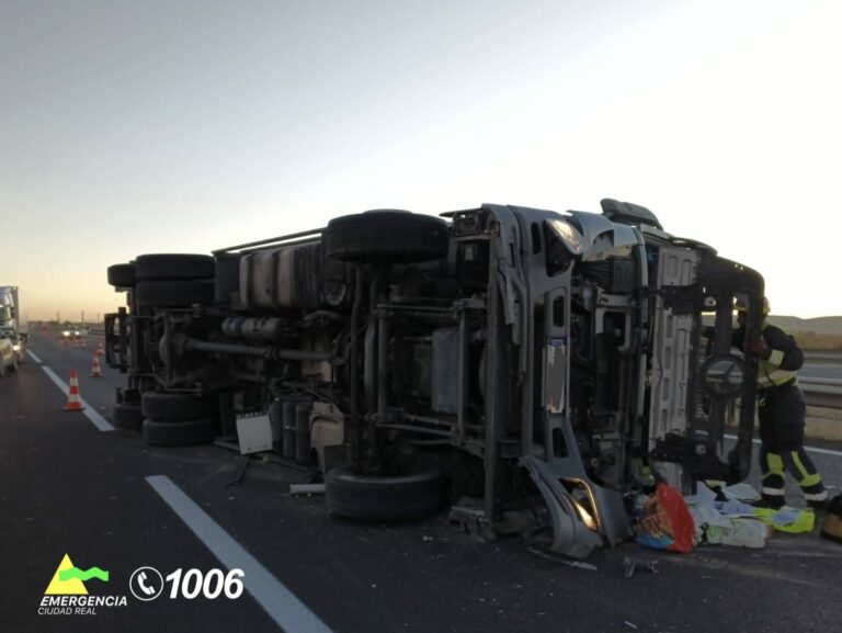 El vuelco de un camión, cuyo conductor resulta herido, obliga a cortar parcialmente la A-4 en Valdepeñas