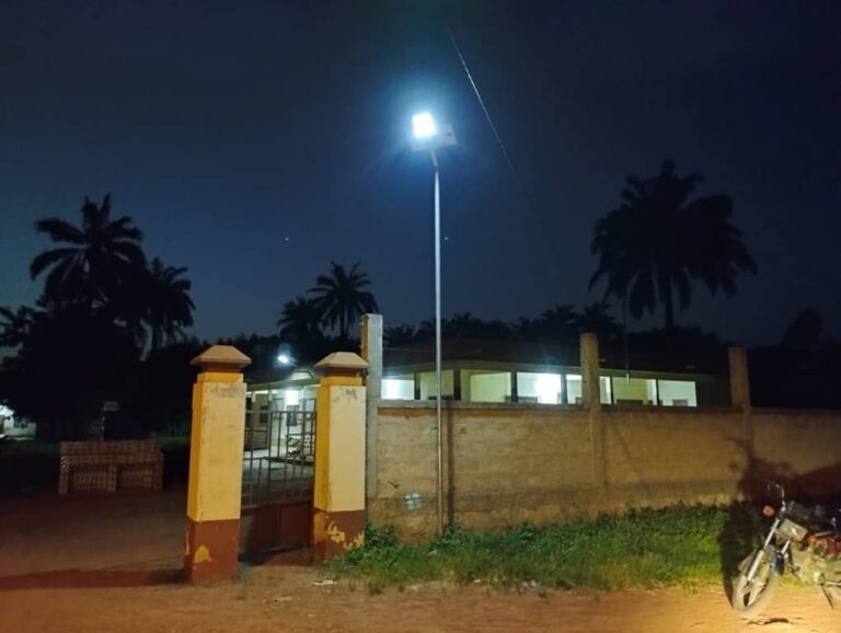 A propuesta de Solman, y gracias al Colegio de Enfermería de Ciudad Real, se instalan lámparas solares en Baga, Togo