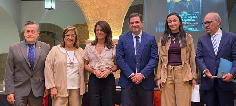 Miguel Ángel Valverde defiende una narrativa históricamente realista y reivindica el orgullo hispánico frente a las deformaciones del relato