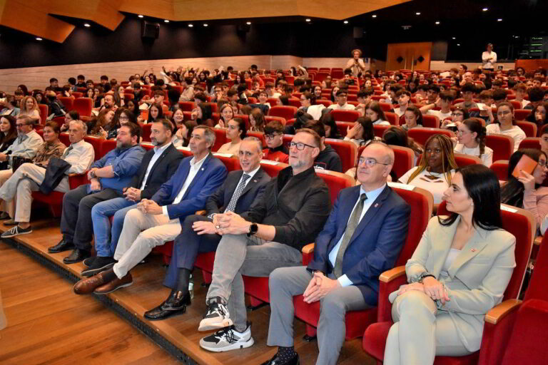 Los jóvenes de Puertollano se enfrentan a los desafíos de la adolescencia en el congreso «Educando en Valores»