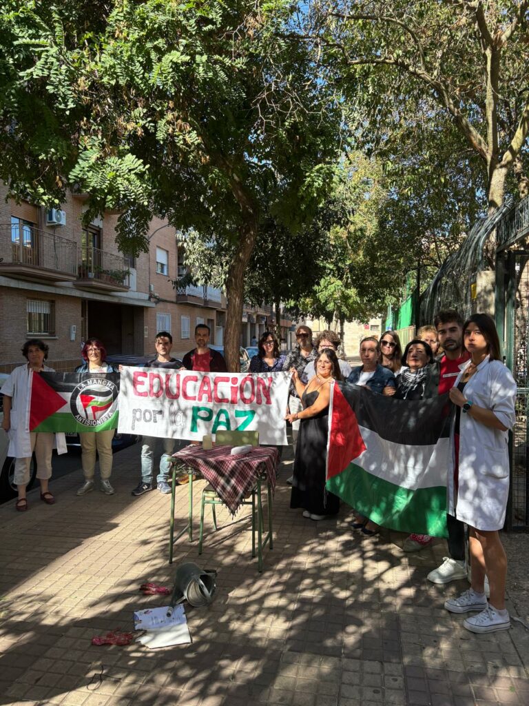 Concentración por la paz en Palestina a las puertas del IES Juan D’Opazo de Daimiel