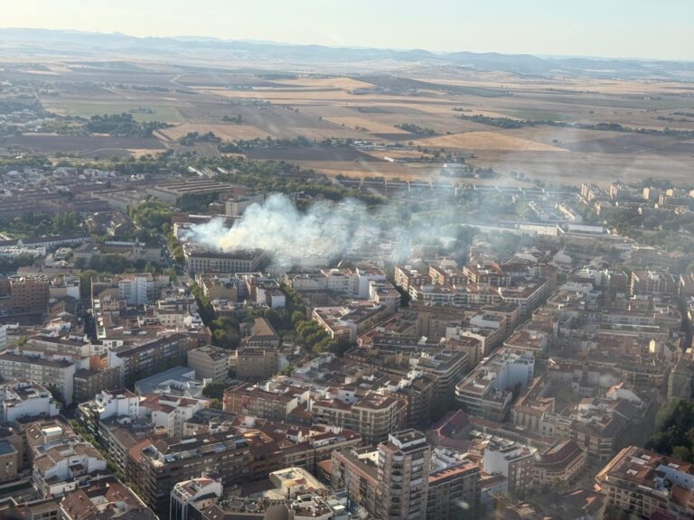 El incendio de un solar provoca una gran columna de humo en Ciudad Real