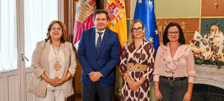 La Diputación provincial apoya a AMFAR con 10.000 euros para promover el asesoramiento laboral a mujeres del medio rural