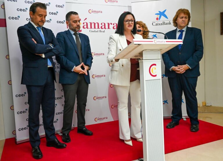 Zarco pone en valor en el XIV Foro “Emprender desde la raíz” el esfuerzo que hace la Diputación para incentivar la actividad comercial y empresarial en la provincia