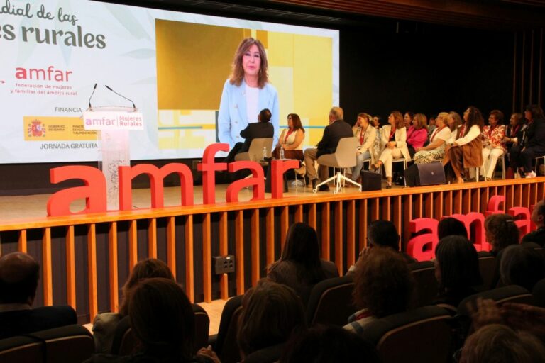 Juanma Moreno, Ana Rosa Quintana y Pedro Rollán estuvieron con AMFAR en el Día de las Mujeres Rurales