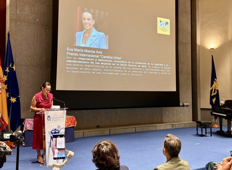Eva María Masías recibe en Madrid el Premio Internacional “Carolina Urtea” por su compromiso con la igualdad y las mujeres de la selva peruana
