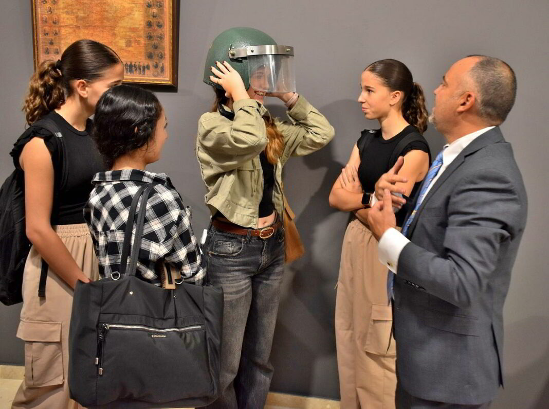 Exposición de cascos en Puertollano