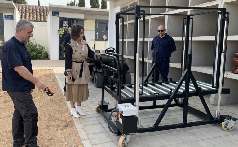 Tomelloso adquiere un descensor de féretros para el cementerio municipal