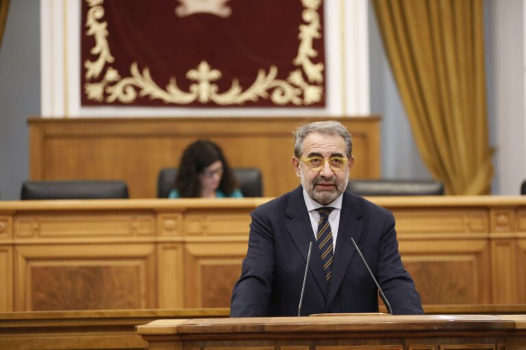 PP y Vox piden que Sanz dimita por las mamografías de Talavera y él contesta: «Es un desastre que no existe»