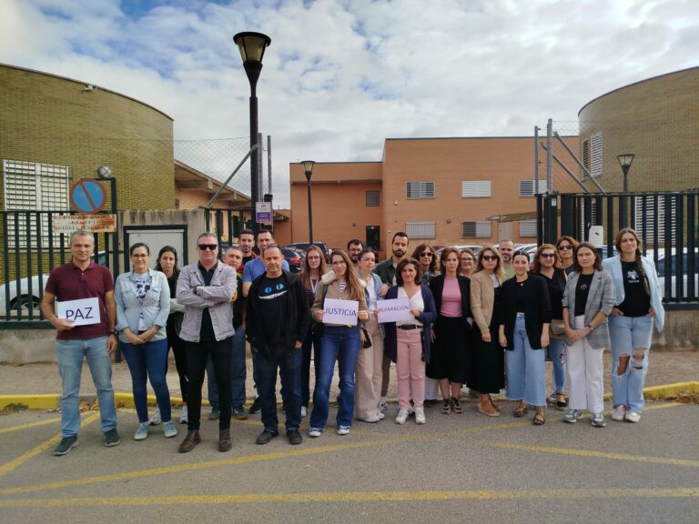 Miembros de la comunidad educativa el IES Estados del Duque guardan tres minutos de silencio por Palestina