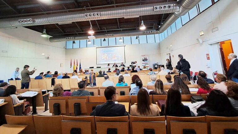 La UCLM impulsa la recualificación profesional de las personas en activo mediante microcredenciales