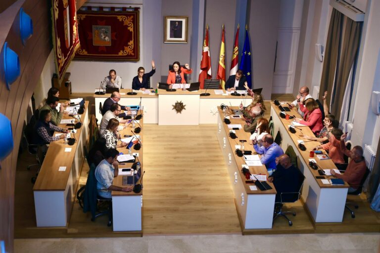 El pleno del Ayuntamiento de Alcázar aprueba mantener congelados los principales impuestos para 2026