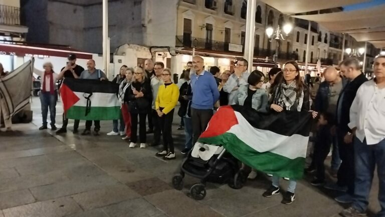 Poesía contra el genocidio en la Plaza Mayor de Ciudad Real