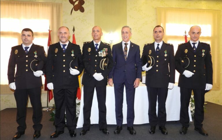 La Policía Nacional de Puertollano condecora a cuatro agentes con la cruz al mérito con distintivo blanco