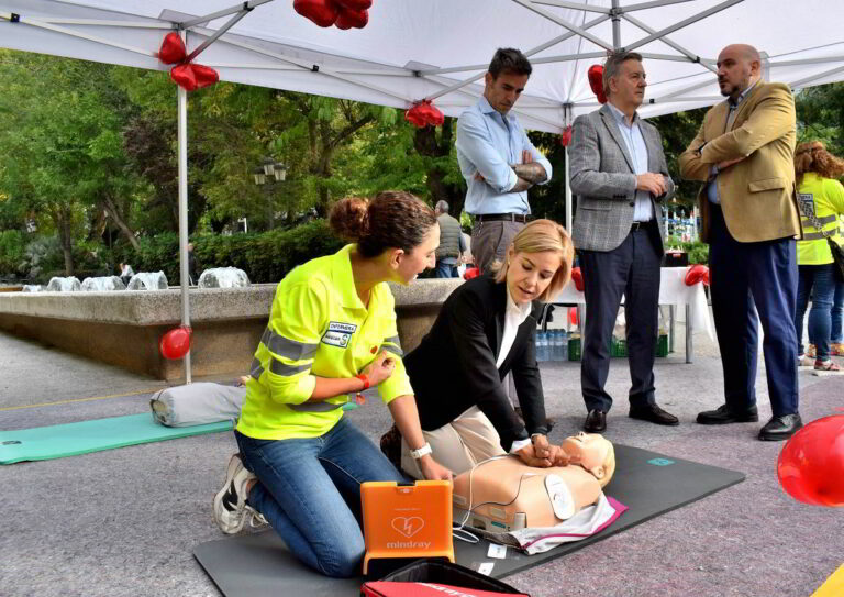 Puertollano: Los sanitarios enseñan a salvar vidas en una jornada a pie de calle en el día de la parada cardiaca