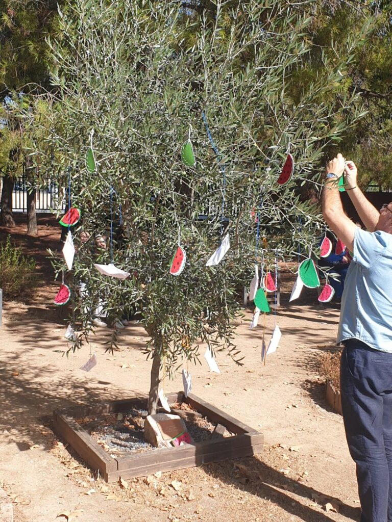 Docentes y alumnado del IES Atenea de Ciudad Real apoyan la causa palestina bajo el símbolo de la sandía