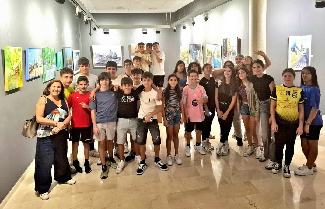 Estudiantes del Instituto Fray Andrés han visitado la exposición de obras presentadas a la segunda edición del certamen de pintura rápida “Salón de Arte-Ciudad de Puertollano”