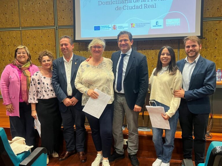 El Gobierno regional agradece la labor que desarrollan los ayuntamientos y los profesionales de Ayuda a Domicilio en un servicio al que destina 20 millones de euros