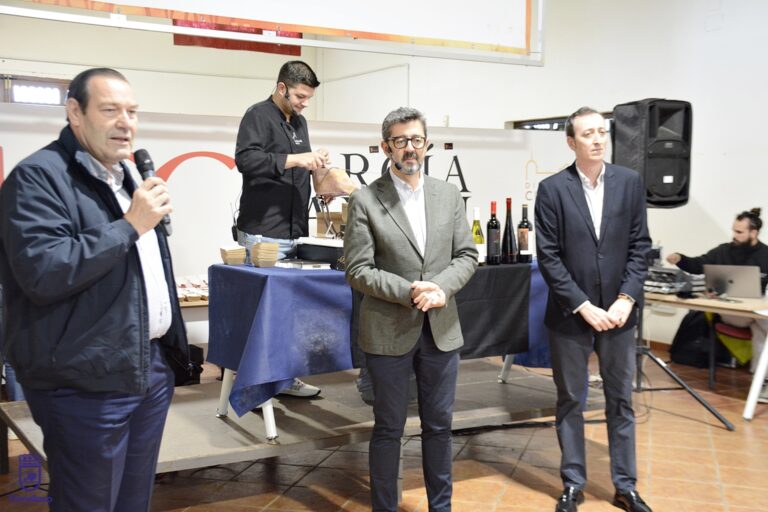 Gran acogida a la master class solidaria de jamón y vino del programa “Raíces y Vino”