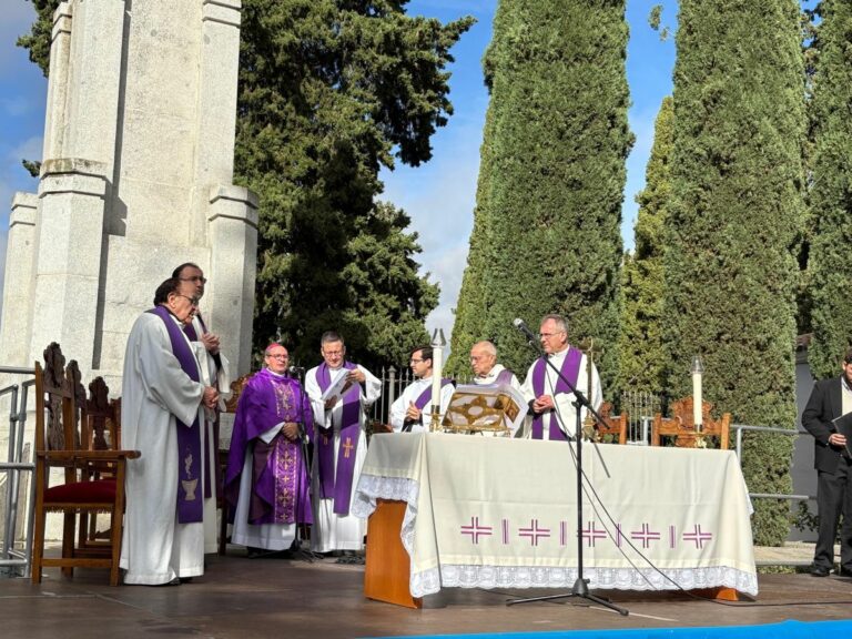 Ciudad Real honra a sus difuntos con la tradicional misa en el cementerio municipal