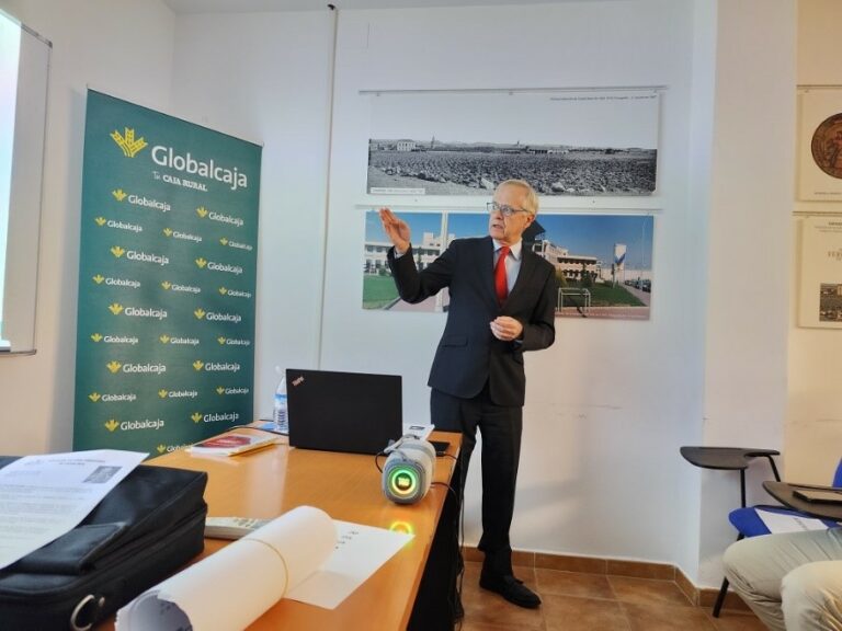 Novedosa conferencia sobre trenes de Hidrógeno impartida por el Ingeniero Aeronáutico y Doctor en Ciencias Económicas y Empresariales Antonio Martín-Carrillo