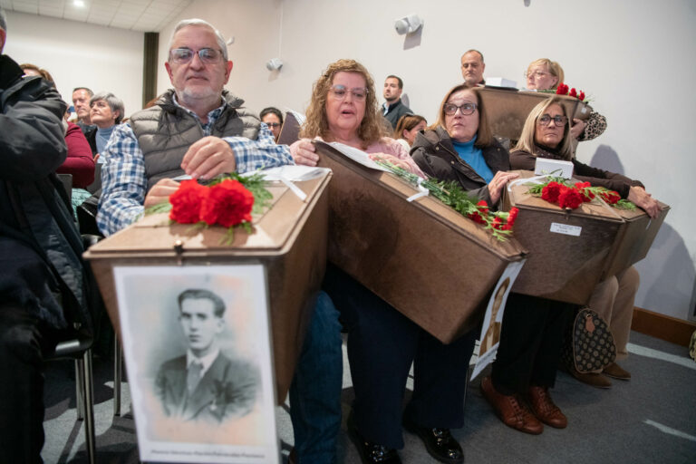 Las familias de 21 represaliados del franquismo reciben en Manzanares los restos de sus antepasados