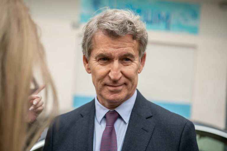 Feijóo enfatiza que España «no merece» un presidente «rodeado por sumarios de corrupción» y pide un cambio de gobierno