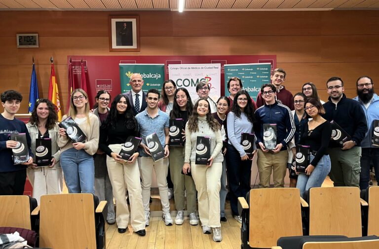 El Colegio de Médicos y Globalcaja entregan fonendoscopios a estudiantes de la Facultad de Medicina