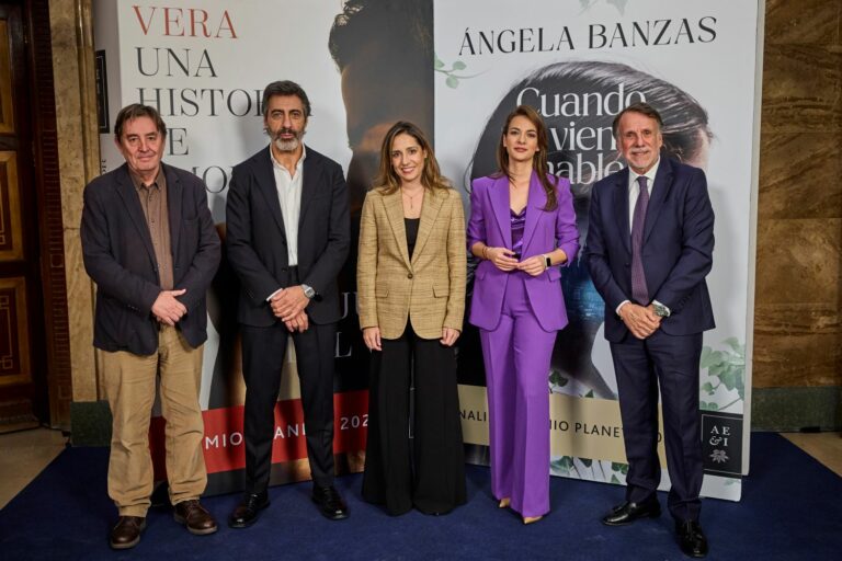 Presentación de las obras ‘Vera, una historia de amor’ , de Juan del Val y ‘Cuando el viento hable’ , de Ángela Banzas, ganadora y finalista, respectivamente de los Premios Planeta de Novela 2025