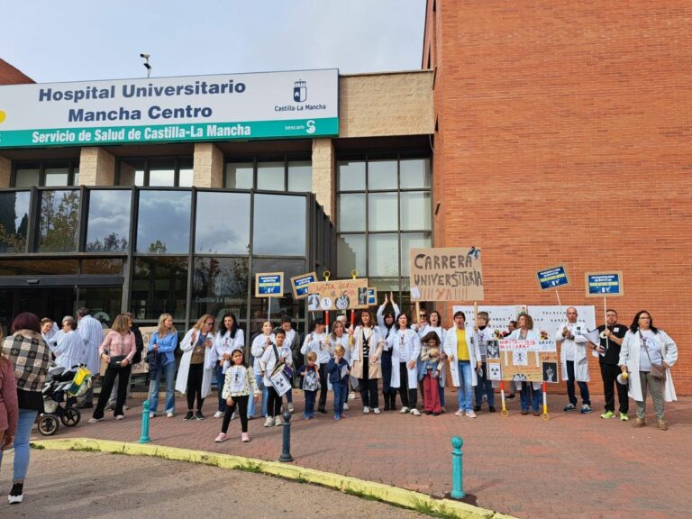 Los Técnicos Superiores Sanitarios continúan su huelga nacional: este martes se concentrarán en el Hospital Mancha Centro