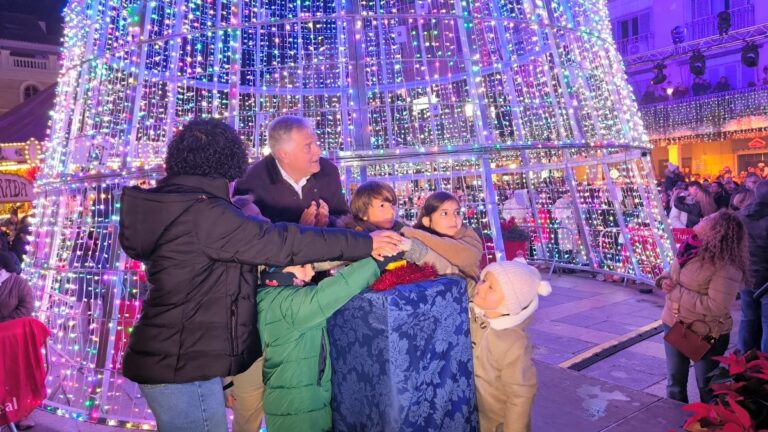 Ciudad Real: Un espectáculo de música, luces y fuegos artificiales inaugura la Navidad en una abarrotada Plaza Mayor