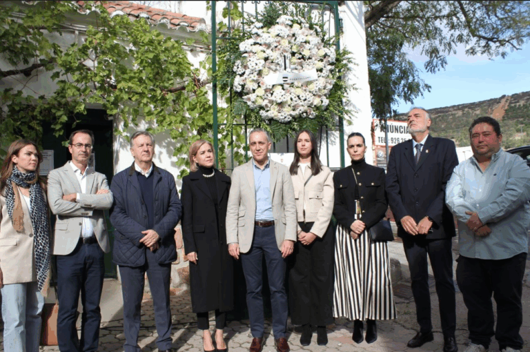 El Ayuntamiento de Puertollano recuerda a los difuntos que no pueden ser visitados con rosas blancas a la entrada del cementerio
