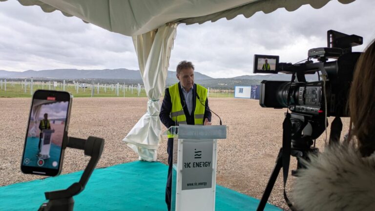 RIC Energy inicia la construcción de sus primeras plantas solares Bluesol en Almodóvar del Campo