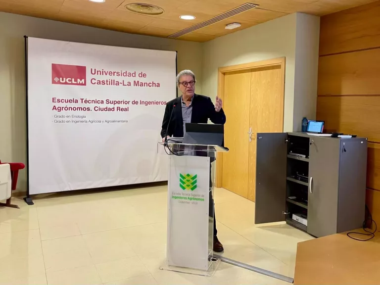 Manuel Juliá reivindica en la ETS Agrónomos de Ciudad Real la palabra, la inteligencia y el vino como motores de identidad y desarrollo en CLM