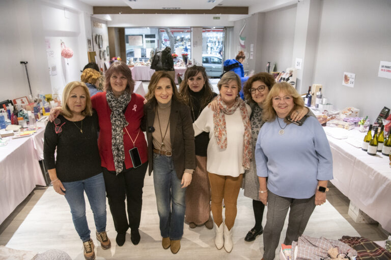 El mercadillo solidario de AMUMA abre sus puertas en la calle Calatrava hasta el próximo domingo