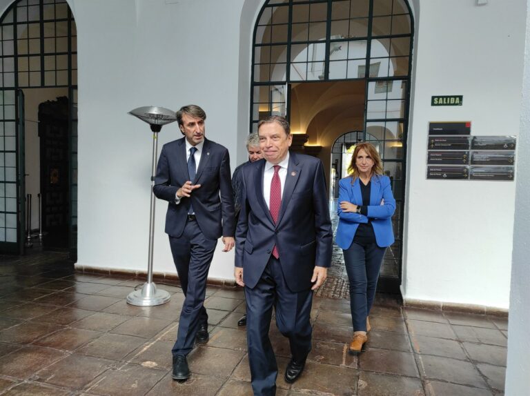 Planas dice que «no hay salto» de la gripe aviar a mamíferos y llama a «mantener los niveles de protección»