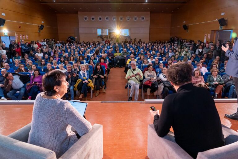 Ciudad Real: Gran expectación en el brillante acto sobre «desmemoria histórica» de Nieves Concostrina y Eduardo Juárez