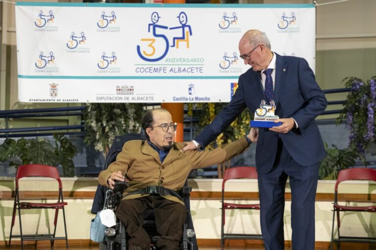 La Fundación Globalcaja, reconocida en el 35º aniversario de Cocemfe Albacete por su colaboración