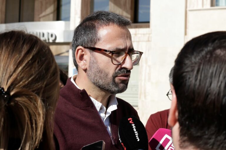 Gutiérrez dice que la dimisión de Mazón llega “tarde y mal” y “se queda Núñez que es el Mazón de La Mancha”