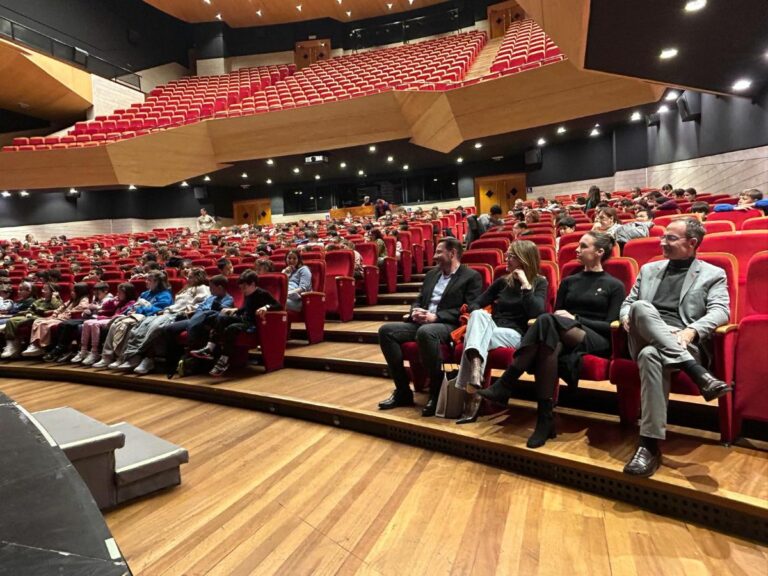 Puertollano inicia la programación de “España en Libertad – 50 años” con la representación teatral “Todas las flores” para escolares