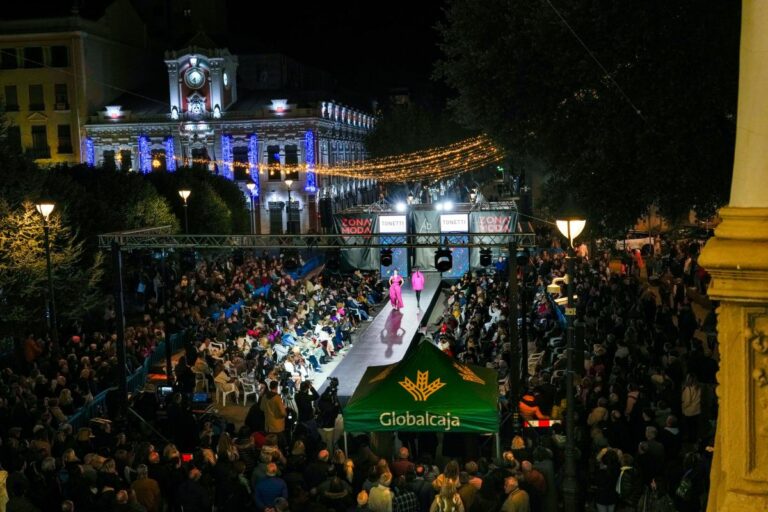 Globalcaja apoya al comercio local en el desfile ‘Zona de Moda’ y premia al público con tarjetas regalo