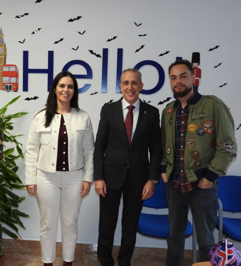 El alcalde de Puertollano visita la Academia de Inglés 1st Avenue, una de las empresas que han solicitado las ayudas al autoempleo