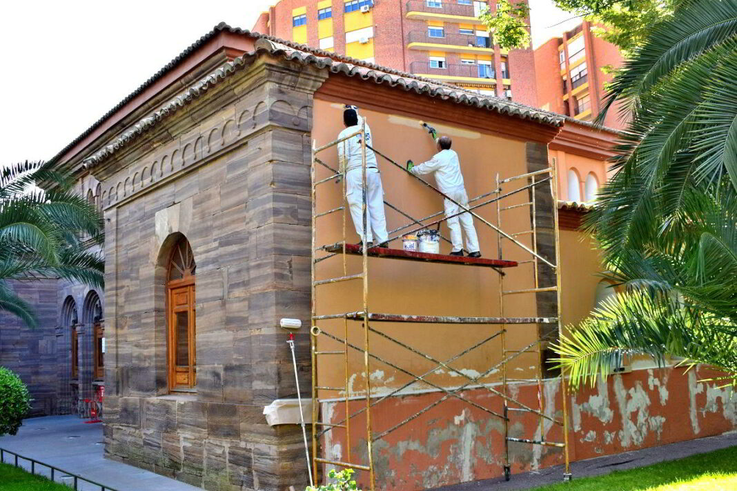 Pintando la Casa de Baños de Puertollano