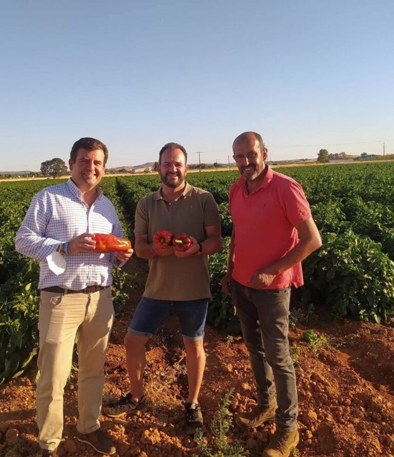 Vox denuncia la «traición» de la eurodiputada socialista Cristina Maestre al campo de la región y de España